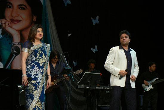 File:Saral Roshan with Alka Yagnik.jpg